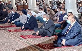 محافظ القاهرة و7وزراء يؤدون صلاة الجمعة بمسجد الحسين احتفالا بالعيد القومي