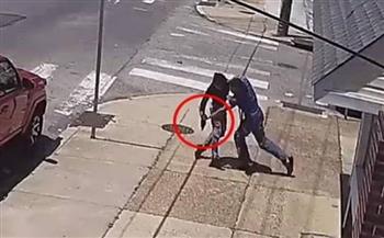 حاولا سرقته في الشارع.. أمريكي شجاع يلقّن مسلحين درسًا لا يٌنسى (فيديو)