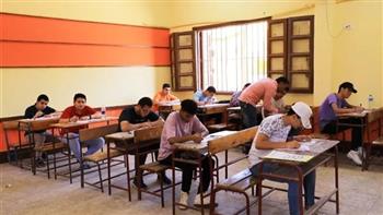 طلاب الثانوية المكفوفين يؤدون امتحان مادة التاريخ ورقة أولى