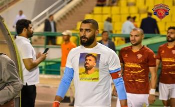عامر عامر يدعم حارس مرمى الاتحاد السكندري قبل انطلاق مباراة سيراميكا والمقاولون