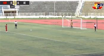 شاط في الجمهور.. لاعب نيجيري يهدر ركلة جزاء بطريقة طريفة (فيديو)
