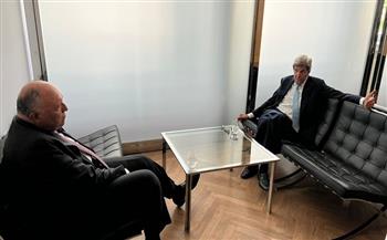 وزير الخارجية يجتمع مع المبعوث الرئاسى الأمريكي للمناخ ببرلين