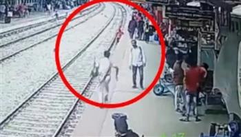 علق على السكة الحديد قبل ثوان من قدوم القطار.. هندي ينجو من الموت بأعجوبة (فيديو)