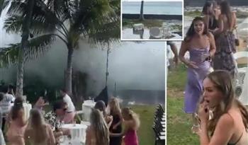 المعازيم غرقوا.. موجة قوية تضرب حفل زفاف على شاطئ هاواي (فيديو)