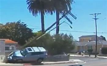 لوس أنجلوس.. لقطات مروعة لسيارة تقتلع عامود كهرباء في لحظة (فيديو)