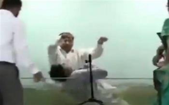 داخل حوض ماء.. إصابة هندي بصاعق كهربائي أثناء تعميده (فيديو)
