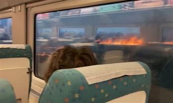 لحظات ذعر.. قطار إسباني يعبر بركابه وسط جحيم غابة مشتعلة (فيديو)