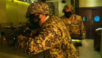 مناروة عسكرية.. مطعم في دبي يقدم اللحم المغلف بالذهب الخالص (فيديو)
