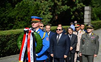 الرئيس السيسي يضع إكليلا من الزهور على قبر الجندي المجهول بـ جبل أفالا في صربيا