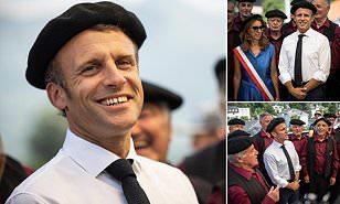 ماكرون يرتدي أغطية الرأس التقليدية ويغنى مع الرعاة في جنوب فرنسا (فيديو) 