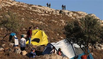 مستوطنون ينصبون خياما على أراضي المواطنين الفلسطينيين شرق يطا بالخليل