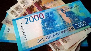تراجع الروبل الروسي أمام الدولار بعد خفض أسعار الفائدة