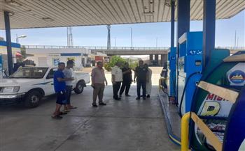جولات متابعة تتفقد محطات الوقود في سفاجا للتأكد من الالتزام بالأسعار 