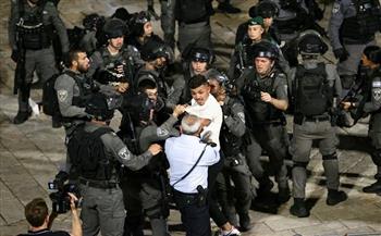 إسرائيليون يعتدون على شاب فلسطيني لدى وجوده في "يافا"