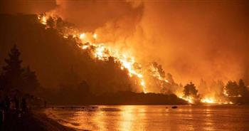 إندلاع حريق كبير في جزيرة سياحية باليونان
