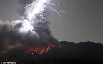 ثوران بركان في اليابان وتساقط الرماد على السكان (فيديو) 