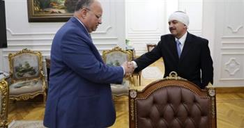 محافظ القاهرة يكرم رئيس حي الأميرية لتفانيه في عمله