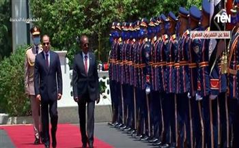 الرئيس السيسي ونظيره الصومالي يستعرضان حرس الشرف (فيديو)