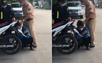 شاهد.. تصرف غريب من رجل شرطة فيتنامي مع قائد دراجة نارية مزعج
