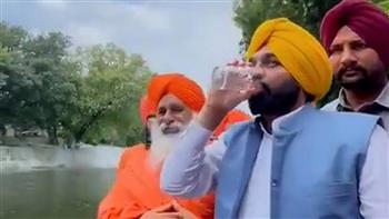 لإثبات نظافته.. سياسي هندي يصاب بالتسمم بعد شربه من «النهر مقدس»
