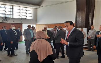 وزير التعليم العالي يتفقد مكتب التنسيق الرئيسي بجامعة عين شمس (صور)