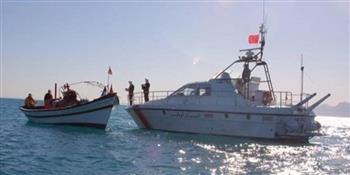 حرس السواحل التونسية ينقذ 28 مهاجرًا غير شرعي