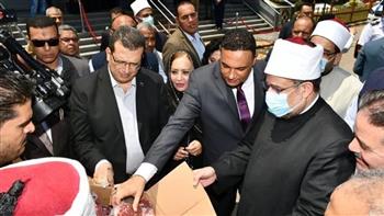 وزير الأوقاف ومحافظ الدقهلية يشهدان توزيع 4 أطنان لحوم أضاحي ويفتتحان مسجدًا