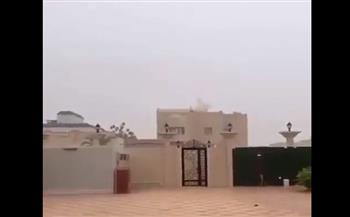 كأنه قصف بالطائرة.. البرق يضرب أحد المنازل في قطر بشكل مروع (فيديو)