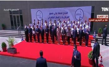 الرئيس السيسي يلتقط صورة تذكارية خلال افتتاح محطة عدلي منصور