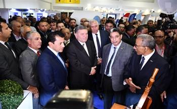 وزير الشباب يشارك في افتتاح معرض صناعة بلدنا .. صور 