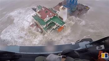 مشهد مخيف.. البحر يقسم سفينة ضخمة إلى نصفين ويبتلعها مع طاقمها (فيديو)