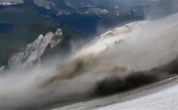 شاهد.. لقطات مروعة لانهيار ثلجي قتل 6 أشخاص في جبال الألب