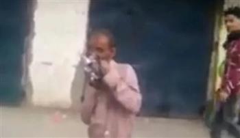 كشف عن كارثة في بلاده.. يمني يأكل حمامة نيئة أمام المارة (فيديو)