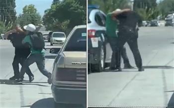 بين رجل شرطي ومواطن.. حلبة ملاكمة في أحد شوارع المكسيك (فيديو)