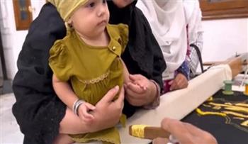 لحظات ليست للنسيان.. طفلة باكستانية تضع لمساتها على كسوة الكعبة (فيديو)