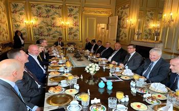 وزير الخارجية يبحث مع مجتمع الأعمال ببريطانيا فرص الاستثمار في مصر