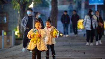 الصين تشجع على إنجاب 3 أطفال وتستثني الأمهات العازبات من الامتيازات