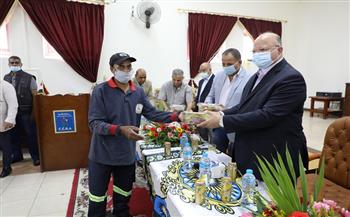 محافظ القاهرة يوزع هدايا عيد الأضحى من اللحوم على عمال الورش الإنتاجية بالدراسة وعمال النظافة