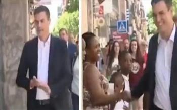 تصرف غريب من رئيس وزراء إسبانيا بعد مصافحته امرأة من أصول أفريقية (فيديو) 