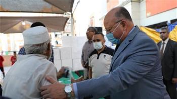محافظ القاهرة يوزع اللحوم والمواد الغذائية على عدد من الأسر بحي الأسمرات