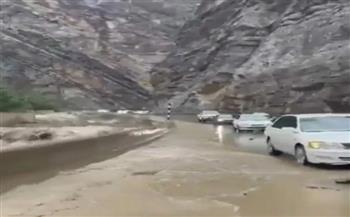 بعد عواصف مطرية.. مياه السيول تقتحم شوارع سلطنة عمان (فيديو)