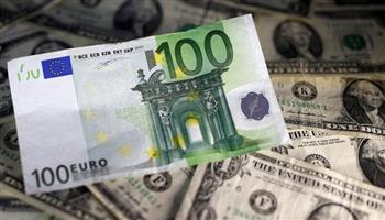 اليورو يواصل التراجع ويصل الى أقل من 01ر1 دولار