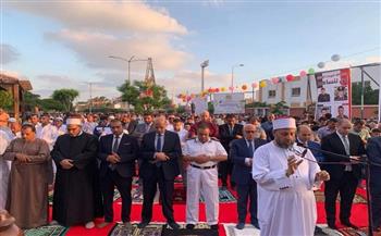 محافظ بورسعيد يشارك الآلاف من أهالي مدينة بورفؤاد صلاة عيد الأضحى بساحة المسجد الكبير