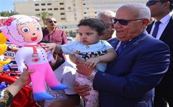 محافظ بورسعيد يوزع الهدايا على الأطفال بمناسبة عيد الأضحى 
