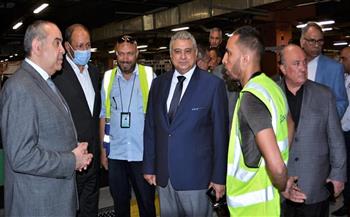 وزير الطيران يتابع حركة التشغيل بمطار القاهرة ويهنئ العاملين والمسافرين بالعيد