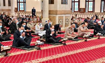 الرئيس السيسي يردد تكبيرات العيد بمسجد المشير طنطاوي