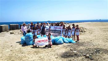 حملة بيئية لنظافة شاطئ «فلفلة» بالبحر الأحمر