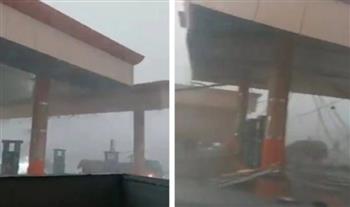 فيديو.. لحظة انهيار سقف محطة وقود بسبب قوة الرياح في السعودية