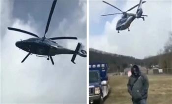لسبب غريب.. هبوط طائرة هليكوبتر ومروحيتها متوقفة (فيديو)