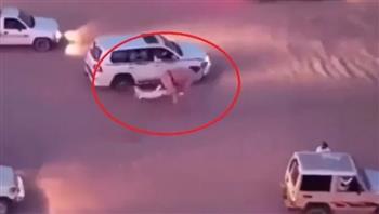 بقفزة خطيرة.. شاب سعودي ينقذ طفلًا قبل أن تدهسه الإبل في سباق (فيديو)